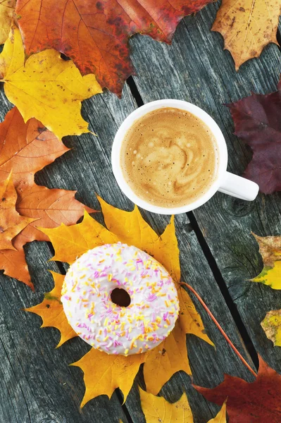 Donut e café com leite — Fotografia de Stock