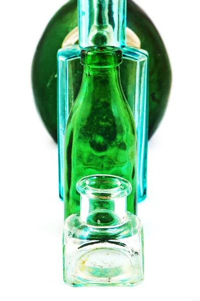 Viejas botellas de vidrio sobre un fondo blanco —  Fotos de Stock