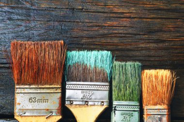 Eski duvarları boyama için fırça seti