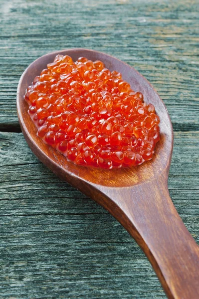 Caviar rouge sur une cuillère en bois — Photo