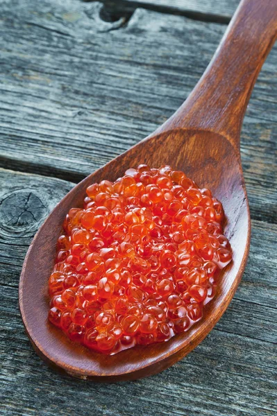 Caviar rouge sur une cuillère en bois — Photo