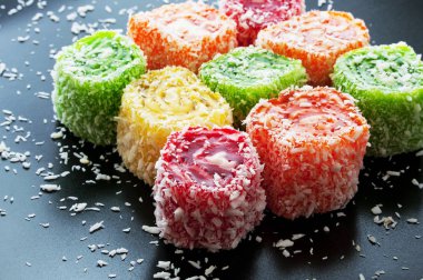 Karanlık bir arka plan üzerinde Doğu tatlılar