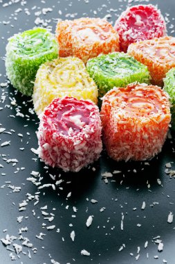 Karanlık bir arka plan üzerinde Doğu tatlılar