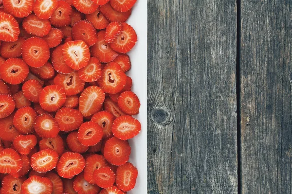 Fresas en rodajas en un plato . —  Fotos de Stock