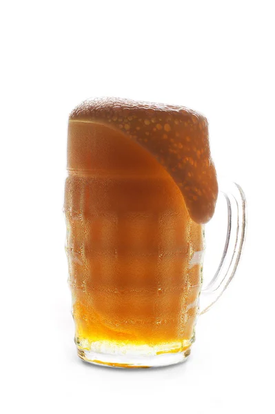 Bier im Becher — Stockfoto
