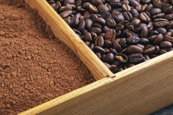 Korrels van koffie, cacao poeder in een doos — Stockfoto