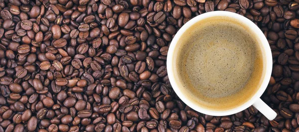 Café frito. Taza de café en el fondo de granos de café . —  Fotos de Stock
