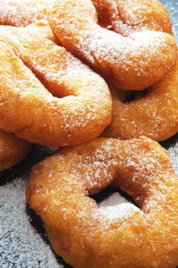 Çörek karanlık bir arka plan üzerine pudra şekeri ile