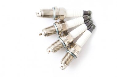 Beyaz izole otomotiv kıvılcım fişi.