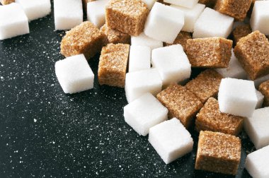 Karanlık bir arka plan üzerinde kesme şeker