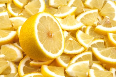 Limon dilimlerinin arka planında bir dilim limon var..