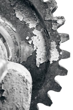 Beyaz arka planda eski paslı dişli tekerlek
