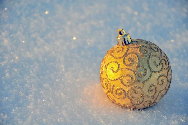 Різдвяний м'яч у снігу — стокове фото