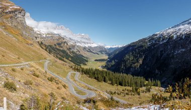 Dolambaçlı yol Panorama Klausenpass, İsviçre