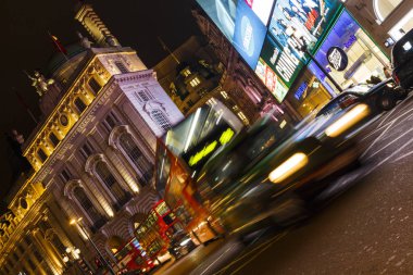 Yaklaşık 2015 - Londra, İngiltere: Londra otobüs ve taksi, açı