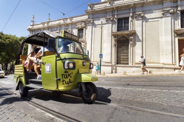 Lisbon, Portekiz - 2016 yaklaşık: Lizbon Tuk Tuk