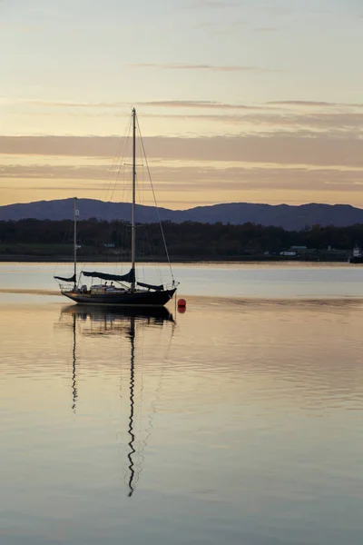 Barco en un lago al atardecer — Foto de Stock