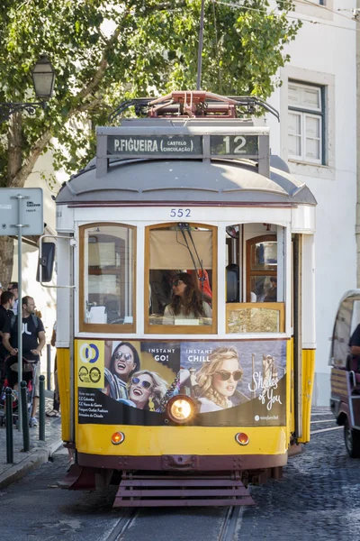 Лиссабон, Португалия - CIRCA 2016: Винтажный трамвай в Лиссабоне, Португалия — стоковое фото