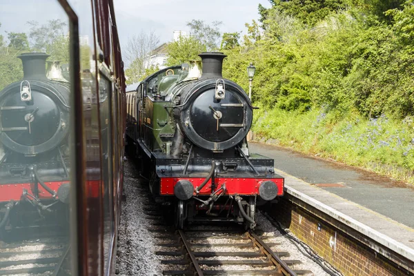 Petit train à vapeur à la gare — Photo