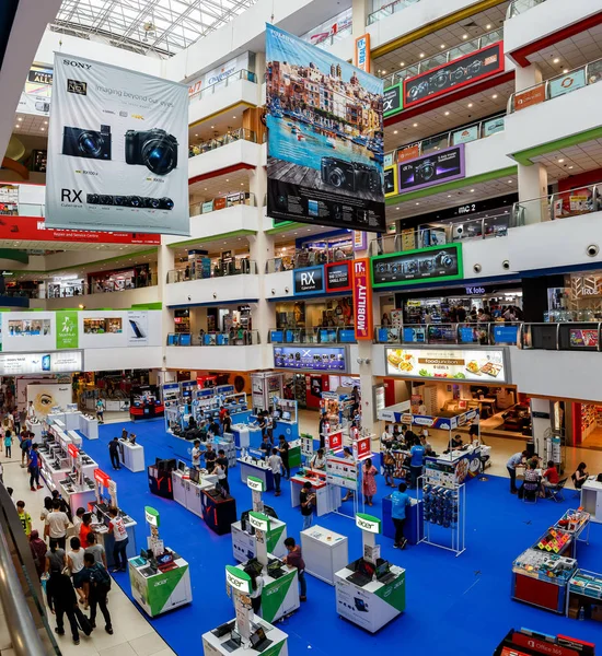 SINGAPUR, SINGAPUR - CIRCA 2016: Centro comercial Funan Digital Life — Foto de Stock