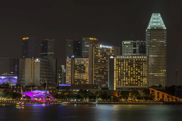 Singapore, Singapur - 2016 yaklaşık: Singapur merkezi iş bölgesi geceleri