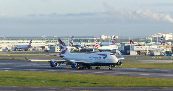Londra, İngiltere - 2016 yaklaşık: British Airways Boeing 747 Heathrow Havaalanı pist üzerinde