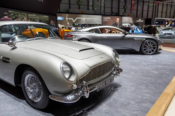 Geneva, İsviçre - Mart 2016: Aston Martin, eski ve yeni