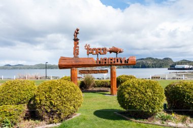Bağlantı noktası Hardy, Bc, Kanada - 2017 yaklaşık: Port Hardy işareti Hoşgeldiniz
