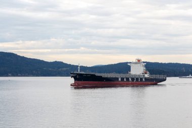 Victoria, Kanada - 2017 yaklaşık: İngiliz Col çaprazlayan kargo gemisi