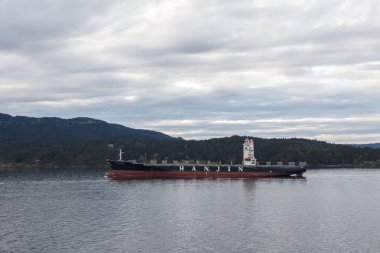 Victoria, Kanada - 2017 yaklaşık: İngiliz Col çaprazlayan kargo gemisi