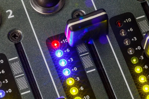 DJ Mixer Níveis de áudio, Dano auditivo, Distorção — Fotografia de Stock