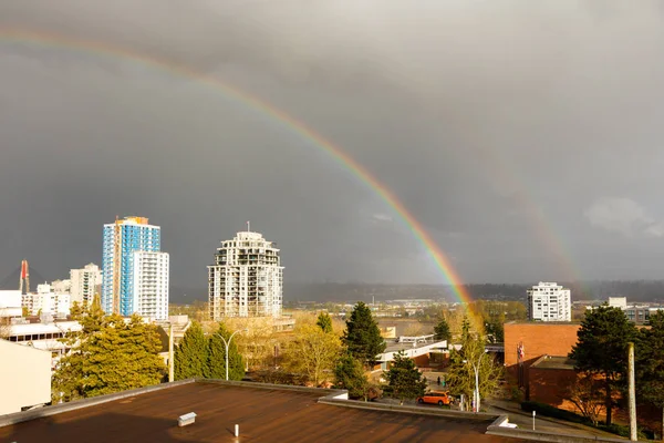 New westminster, canada - circa 2017: ein großer regenbogen über dem c — Stockfoto