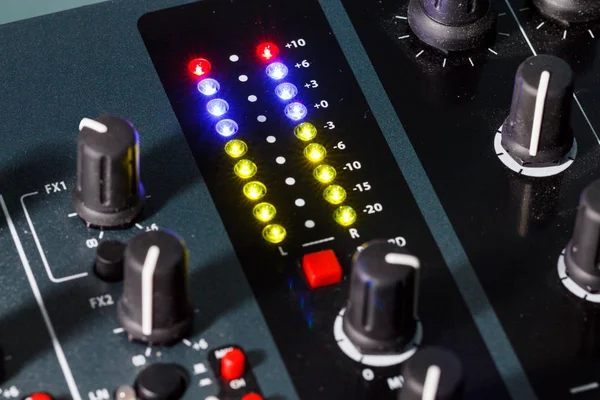 DJ Mixer Audio-niveaus, gehoorschade, vervorming — Stockfoto