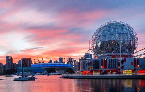 Vancouver, Kanada - Circa 2017: Vetenskapen världen och Bc Place Stadi — Stockfoto