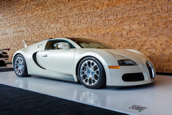 Vancouver, Kanada - Mart 2018: Bugatti Veyron Roadster, 2018 Vancouver Uluslararası Otomobil Fuarı'nda alınan