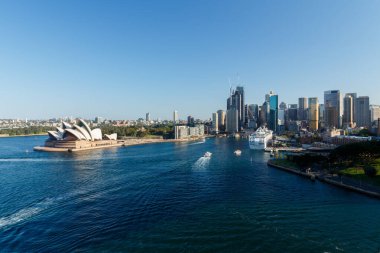 Sydney, Avustralya - 2019 dolaylarında Sydney şehir merkezi ve Sydney Opera Binası Sydney Limanı Köprüsü 'nden izlendi
