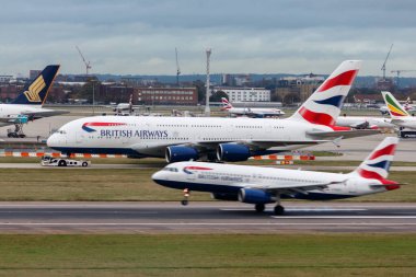 Londra, İngiltere - 2019 dolayları: British Airways Airbus A380, Londra Heathrow Havaalanı 'nda G-Xled.