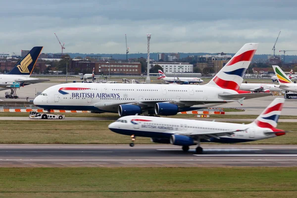 Londra, İngiltere - 2019 dolayları: British Airways Airbus A380, Londra Heathrow Havaalanı 'nda G-Xled.