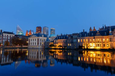 Den Haag, Hollanda - 2019 dolayları: Hollanda Parlamento Binnenhof ve De Mauritzhuis Sanat Galerisi alacakaranlıkta