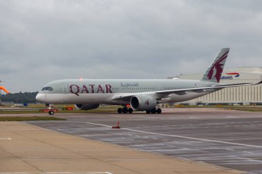 Londra, İngiltere - 2019 dolaylarında Londra Heathrow Havaalanı 'nda Katar Havayolları Uçağı