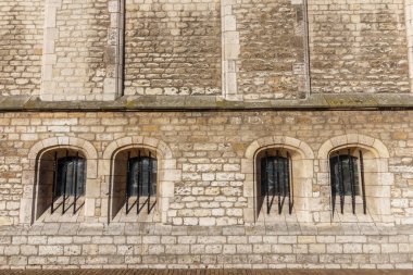Parmaklıklı pencereli soyut ortaçağ tuğla duvarı