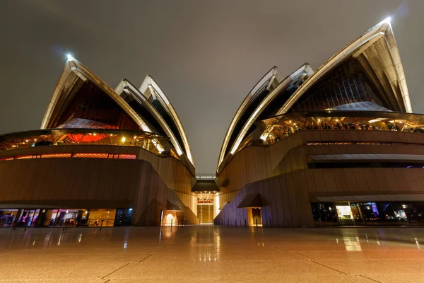 Sydney, Australia - Circa 2019: Sydney Opera House por la noche Vista frontal baja — Foto de Stock