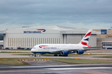 Londra, İngiltere - 2019 dolayları: British Airways Airbus A380, Londra Heathrow Havaalanı 'nda G-Xled.