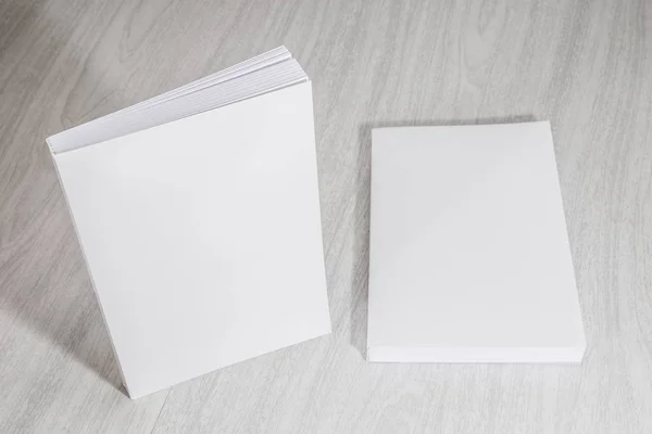 Настоящие белые книги на столе — стоковое фото