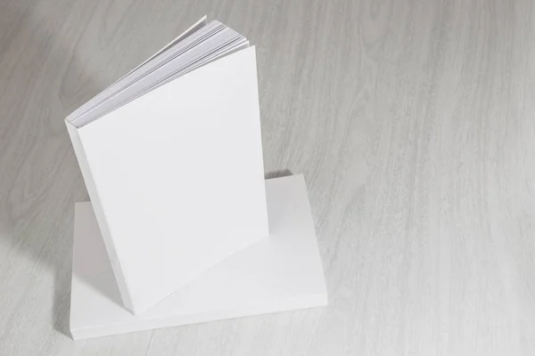 Echte weiße Bücher auf dem Tisch — Stockfoto