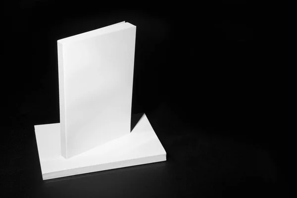 Siyah bir zemin üzerine gerçek beyaz kitaplar