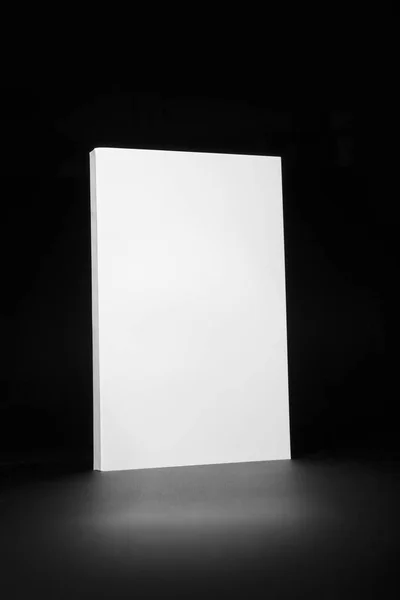 Libro blanco real sobre fondo negro —  Fotos de Stock