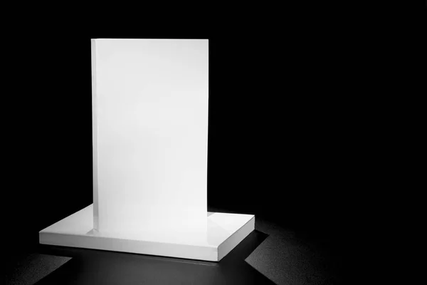 Siyah bir zemin üzerine gerçek beyaz kitaplar