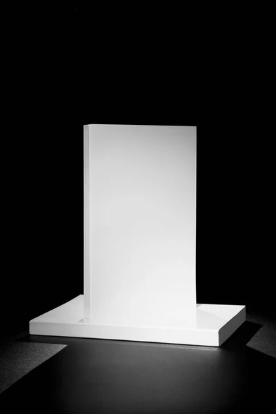 Siyah bir zemin üzerine gerçek beyaz kitaplar