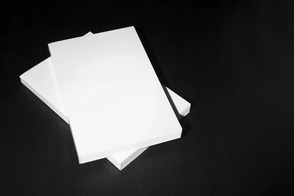 Siyah bir zemin üzerine gerçek beyaz kitaplar